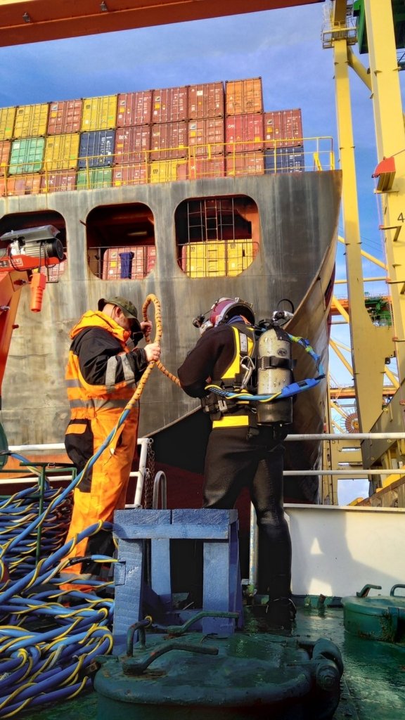 EPRONS diver and tender preparing for a container ship hull inspection